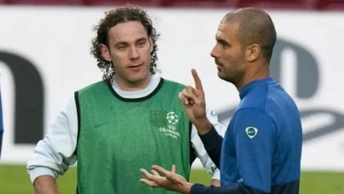 Gabriel Milito (esq) ao lado de Pep Guardiola (dir) durante treinamento no Barcelona