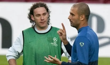 Gabriel Milito (esq) ao lado de Pep Guardiola (dir) durante treinamento no Barcelona