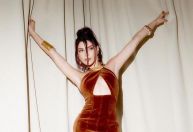 GKay assiste a desfile da Schiaparelli na Semana de Moda de Paris