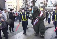 Godzilla vira chefe da polícia de Tóquio por um dia; veja