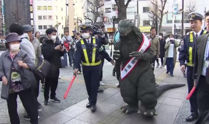 Godzilla vira chefe da polícia de Tóquio por um dia; veja