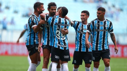 Jogadores do Grêmio comemoram gol