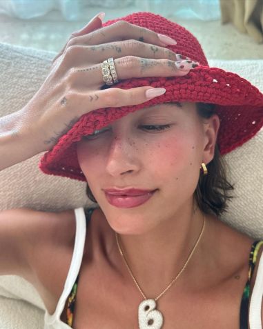 Hailey Bieber veste bucket hat/ Reprodução/ Instagram