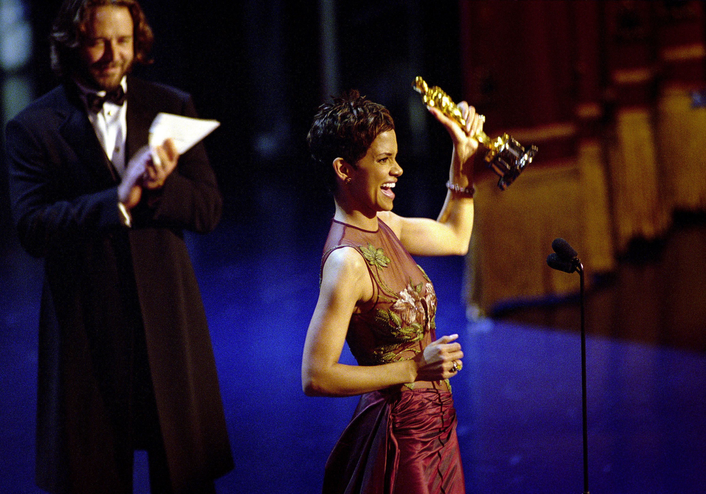 Halle Berry no Oscar de 2002 • Getty Images