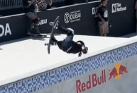 Brasileira de 11 anos faz manobra rara no skate; veja