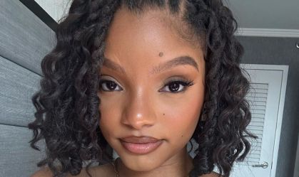 Halle Bailey relata depressão pós-parto: "Difícil me sentir normal em meu corpo"