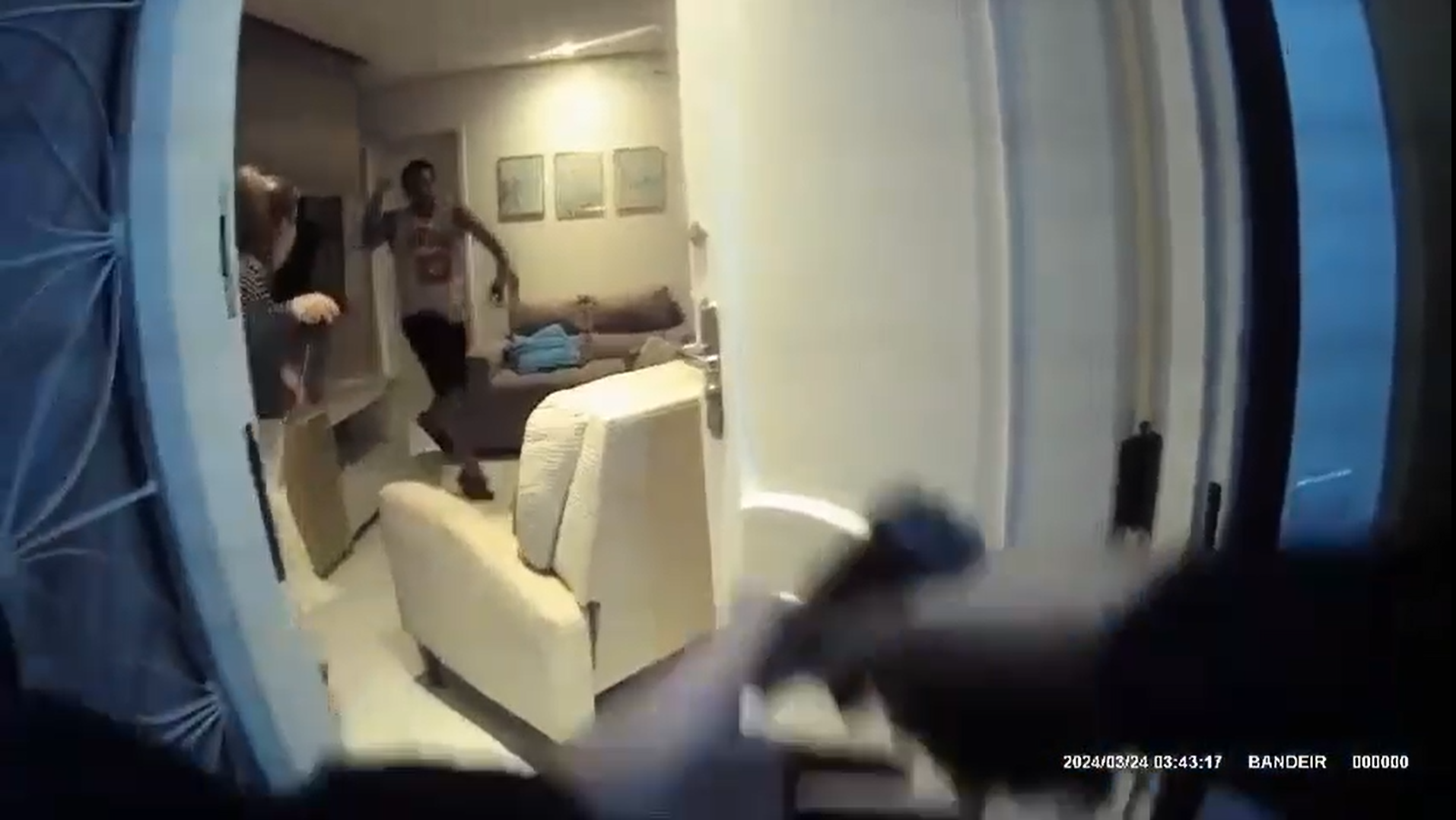 Homem correndo com a faca em direção ao policial. / Reprodução