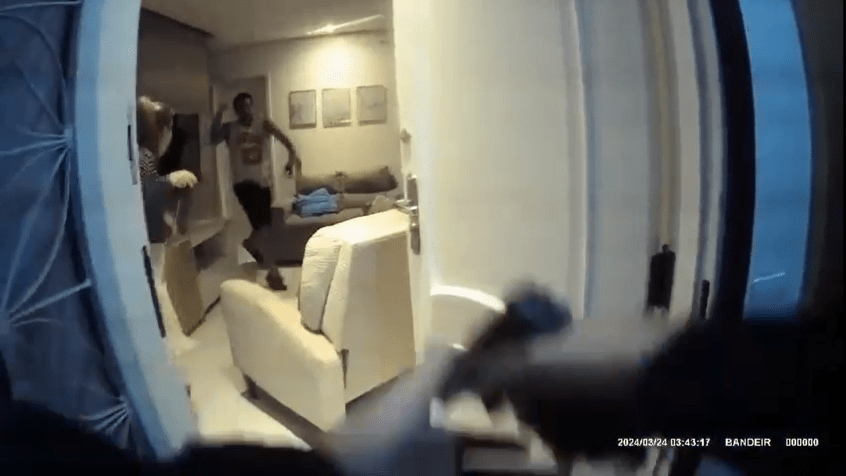 Homem correndo com a faca em direção ao policial. / Reprodução