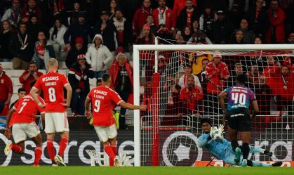 Vídeo: Ex-goleiro do Flamengo defende três pênaltis em jogo na Europa