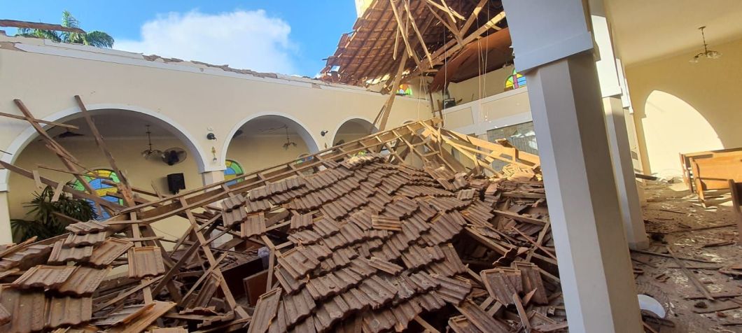 Telhado de igreja desaba antes do início de missa no interior de São Paulo / Reprodução