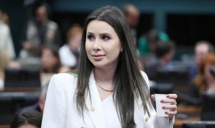 Caroline De Toni protocola projeto para que Léo Lins não seja criminalizado