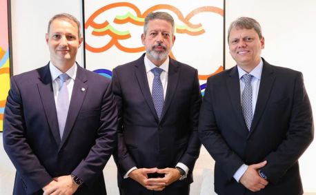 O deputado federal Guilherme Derrite (PL-SP), o presidente da Câmara, Arthur Lira (PP-AL), e o governador de São Paulo, Tarcísio de Freitas (Republicanos) em audiência na Câmara