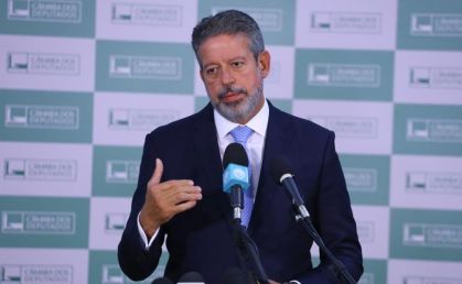 O presidente da Câmara, Arthur Lira (PP-AL), conversa com a imprensa