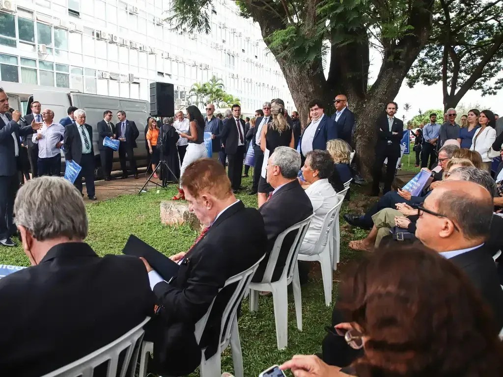 Os auditores-fiscais da Receita Federal fazem protesto, em frente do Ministério da Fazenda. A categoria está em greve há dois meses e reivindica o pagamento de um bônus de produtividade previsto pela Lei 13.464. Segundo os auditores, o benefício está previsto há sete anos, com sucessivos governos descumprindo a legislação. Em junho do ano passado, o governo regulamentou o adicional, mas o Ministério da Fazenda alega falta de dinheiro.