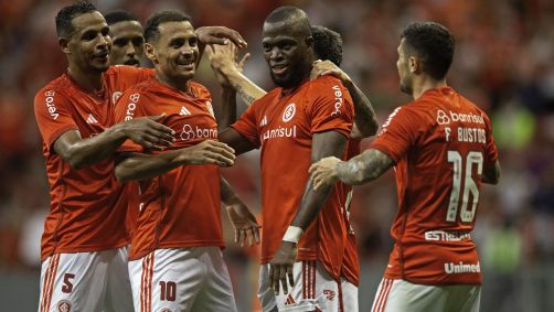 Jogadores do Inter comemoram com Enner Valencia um dos gols da vitória sobre o Nova Iguaçu