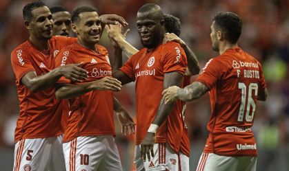 Jogadores do Inter comemoram com Enner Valencia um dos gols da vitória sobre o Nova Iguaçu