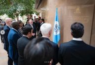 Policiais mortos em queda de avião são homenageados na Interpol, na França