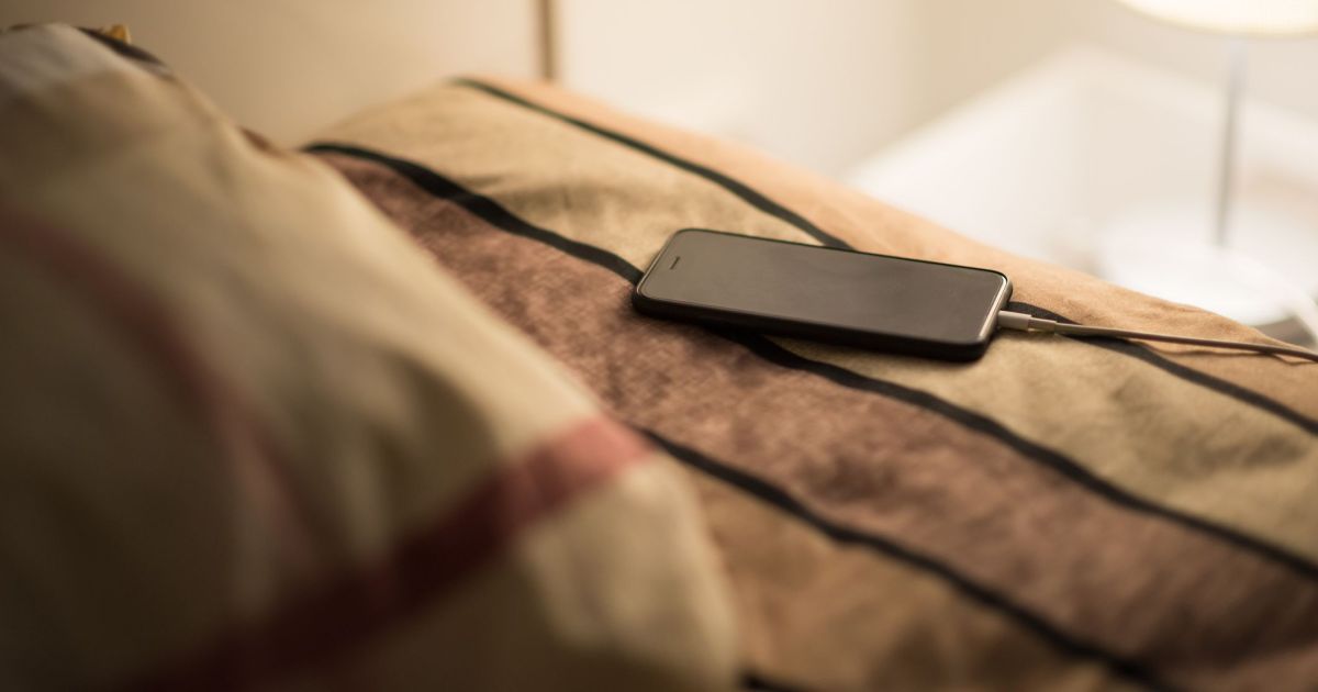 Image for Como carregar a bateria do celular quando acaba a luz em casa? Descubra 5 métodos práticos
