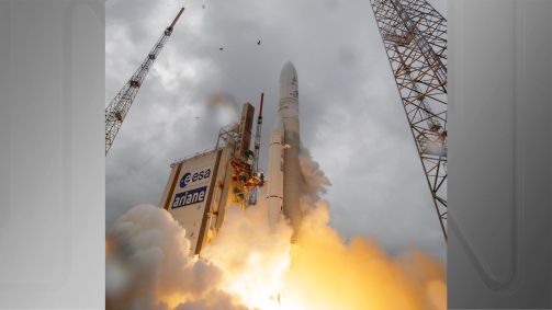 Foguete sendo lançado com telescópio