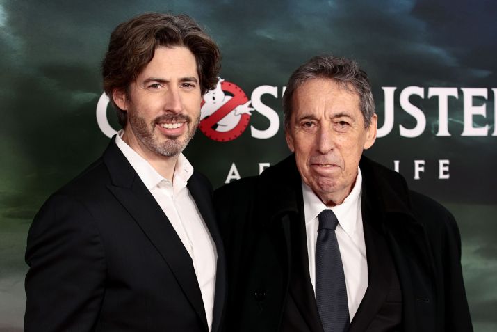 Jason Reitman ao lado do pai, Ivan Reitman, na premiére de "Ghostbusters: Mais Além". / Dimitrios Kambouris/WireImage