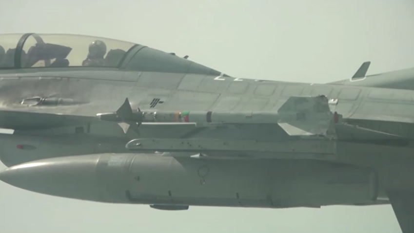 Jato de combate KF-16 equipado com míssil AIM-9 Sidewinder, de fabricação americana / Ministério da Defesa da Coreia do Sul
