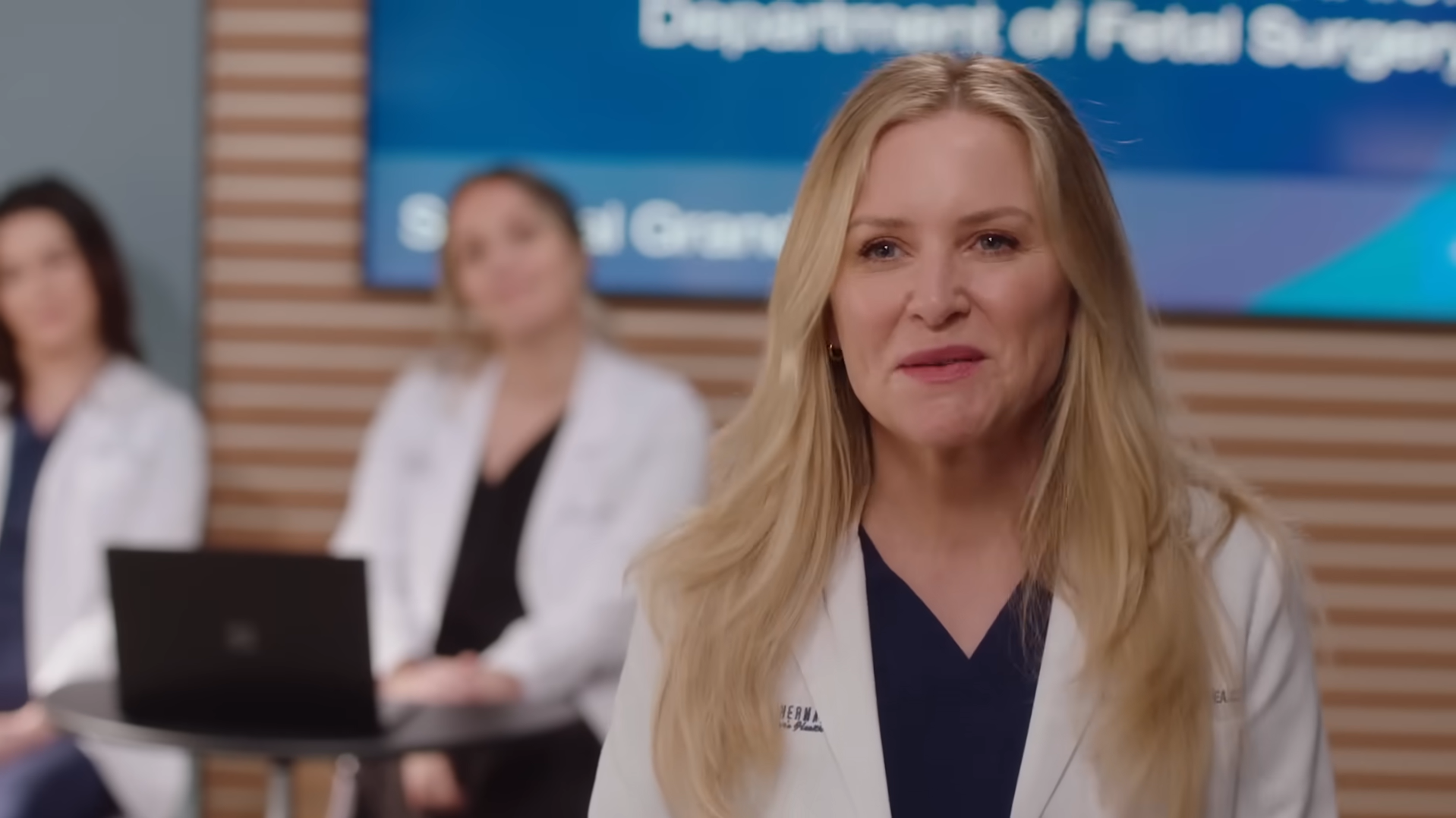 Jessica Capshaw volta à 20ª temporada de Grey's Anatomy como Arizona Robbins