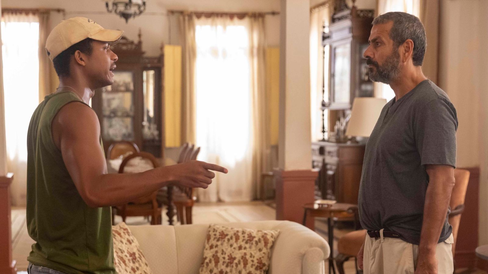João Pedro (Juan Paiva) será impedido por Inocêncio (Marcos Palmeira) de realizar vingança / Globo/Léo Rosario
