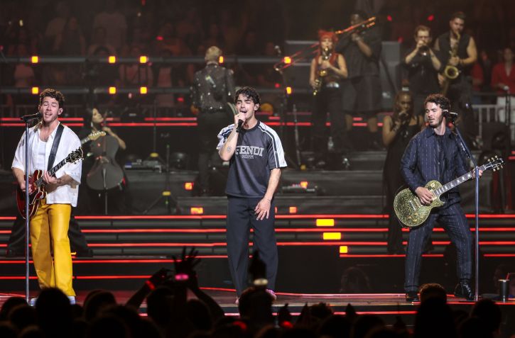 Nick, Joe e Kevin Jonas durante apresentação em Boston, Massachusetts, Estados Unidos / Matthew J. Lee/The Boston Globe via Getty Images