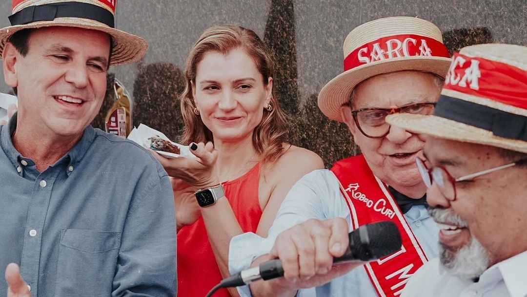 Eduardo Paes compareceu ao aniversário de Jorge Aragão no Cristo Redentor