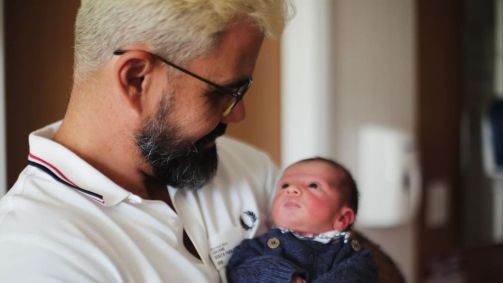 Juliano Cazarré compartilha registro ao lado do sexto filho