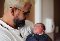 Juliano Cazarré posta foto com o filho recém-nascido e anuncia alta do caçula