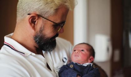 Juliano Cazarré posta foto com o filho recém-nascido e anuncia alta do caçula