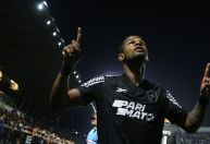 Botafogo provoca Cruzeiro ao anunciar renovação de Júnior Santos