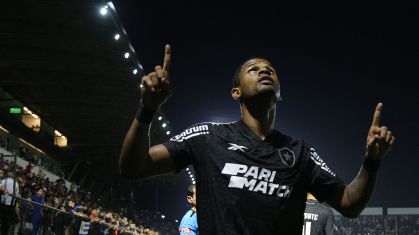 Júnior Santos retorna aos treinos do alvinegro