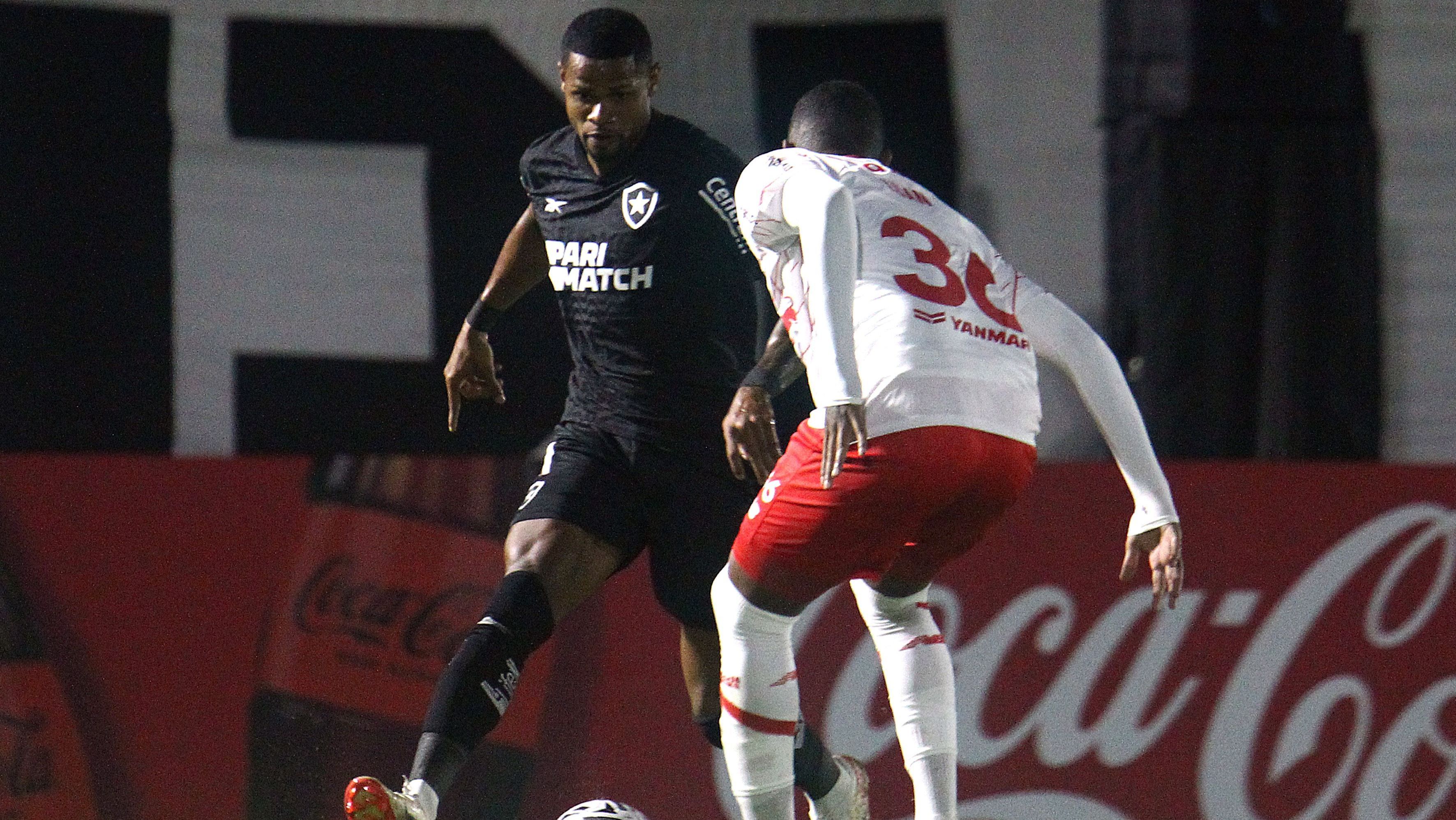 Júnior Santos tenta drible em Red Bull Bragantino 1 x 1 Botafogo