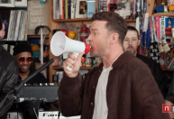 Justin Timberlake usa megafone para cantar 