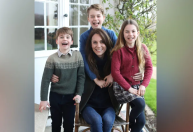Kate Middleton pede desculpas por edição em foto polêmica com filhos