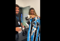 Irmã de Cristiano Ronaldo vai a jogo do Grêmio na Arena e ganha camisas; veja
