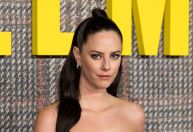 Kaya Scodelario se torna fã de Taylor Swift após ganhar ingresso de presente