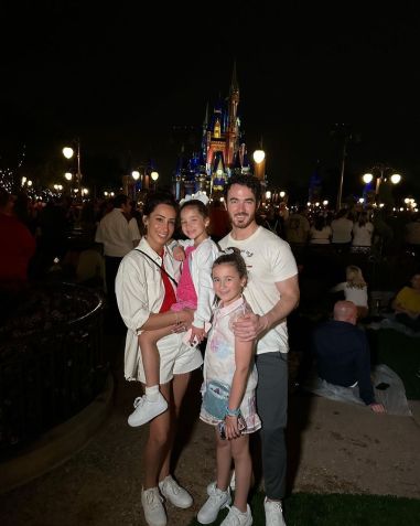 Kevin Jonas ao lado de sua esposa Danielle e suas filhas / Reprodução/Instagram
