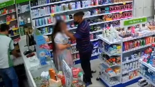 Momento em que a vítima é consolada pelo ladrão em farmácia no interior de São Paulo