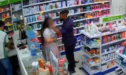 Momento em que a vítima é consolada pelo ladrão em farmácia no interior de São Paulo