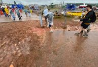 Lollapalooza 2024: após chuva, lama toma lugar do gramado no segundo dia