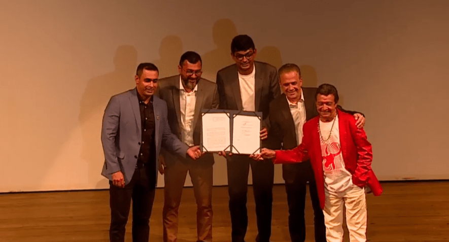 Rossy Amoedo, presidente do Caprichoso; Wilson Lima, governador do Amazonas; Marcos Apolo, Secretário de Cultura do AM; Victor Bicca, diretor de relações governamentais da Coca-Cola; e Fred Góes, presidente do Garantido / Reprodução/Governo do Amazonas