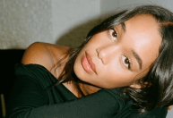 Laura Harrier é confirmada em cinebiografia de Michael Jackson