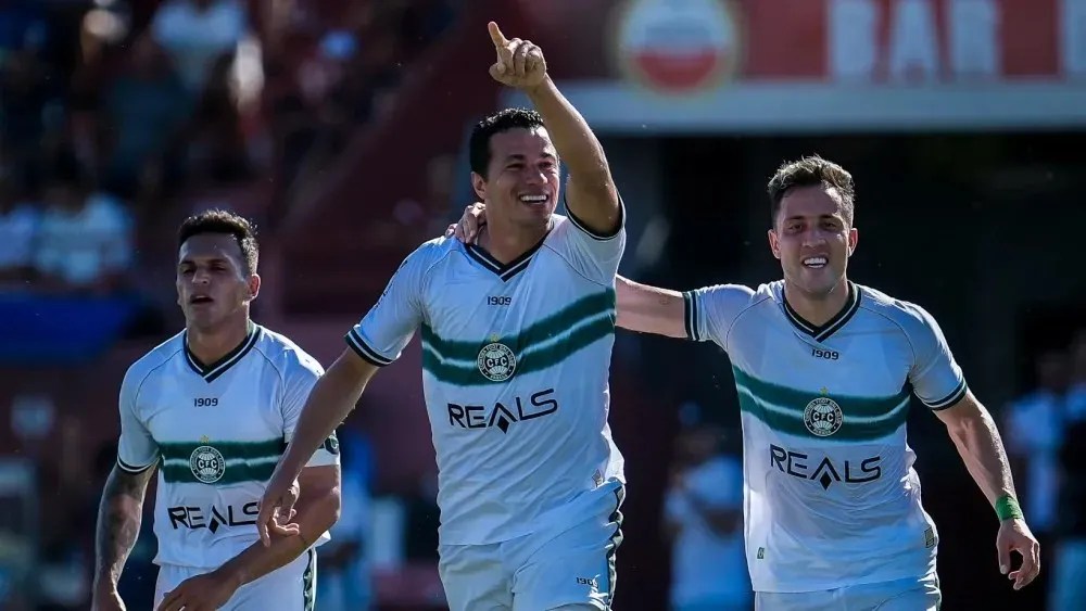 Damião comemora gol pelo Campeonato Paranaense
