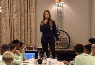 Leila Pereira solta a voz e canta Roberto Carlos em trote da Seleção; veja