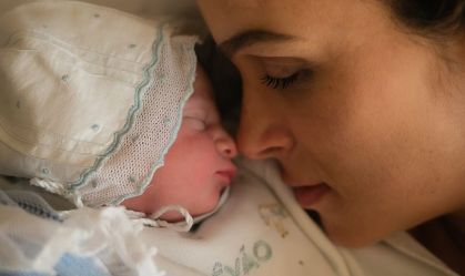 Mulher do ator Juliano Cazarré posta fotos do sexto filho do casal: "Príncipe"