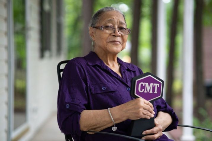 Em junho de 2021, Linda Martell recebeu o prêmio CMT Music Awards em Irmo, na Carolina do Sul. / Sean Rayford/2021 CMT Awards/Getty Images for CMT