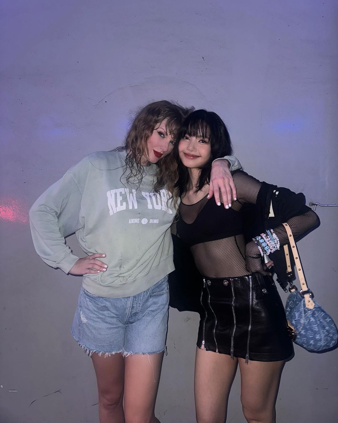 Lisa e Taylor Swift nos bastidores da "The Eras Tour" / Reprodução/ Instagram